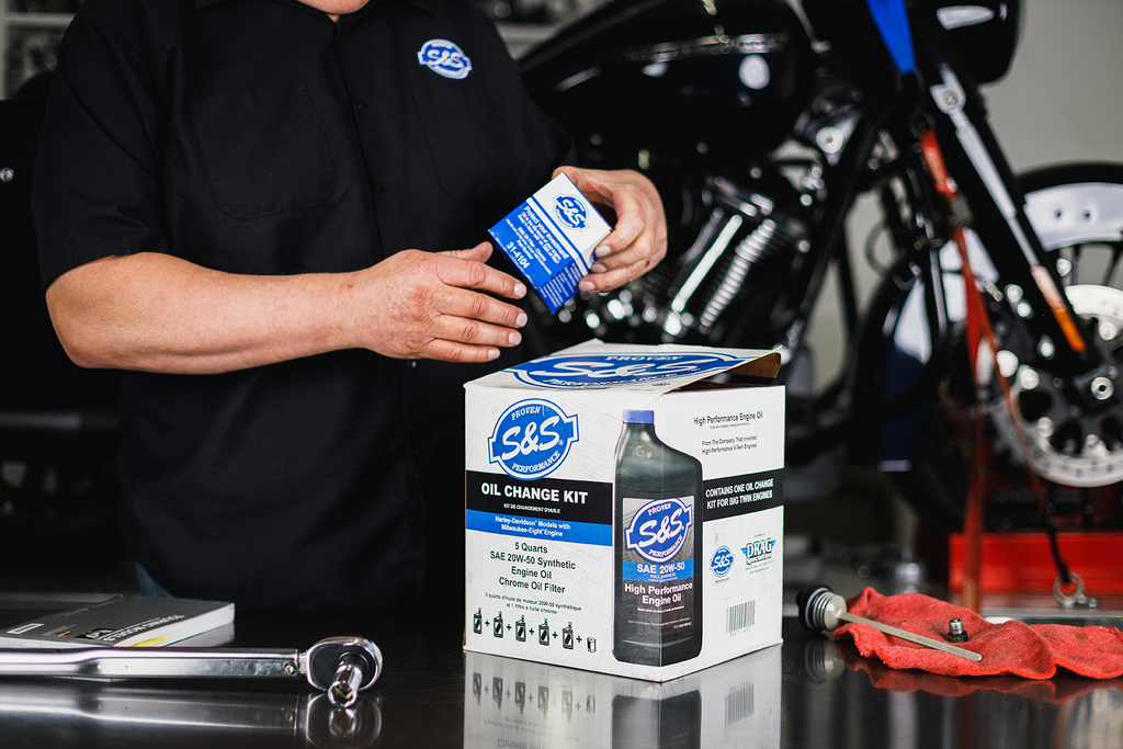 S&S CYCLE Oil Change Kit - Chrome Filter - M8 - 5 US quarts 218944 — image 3