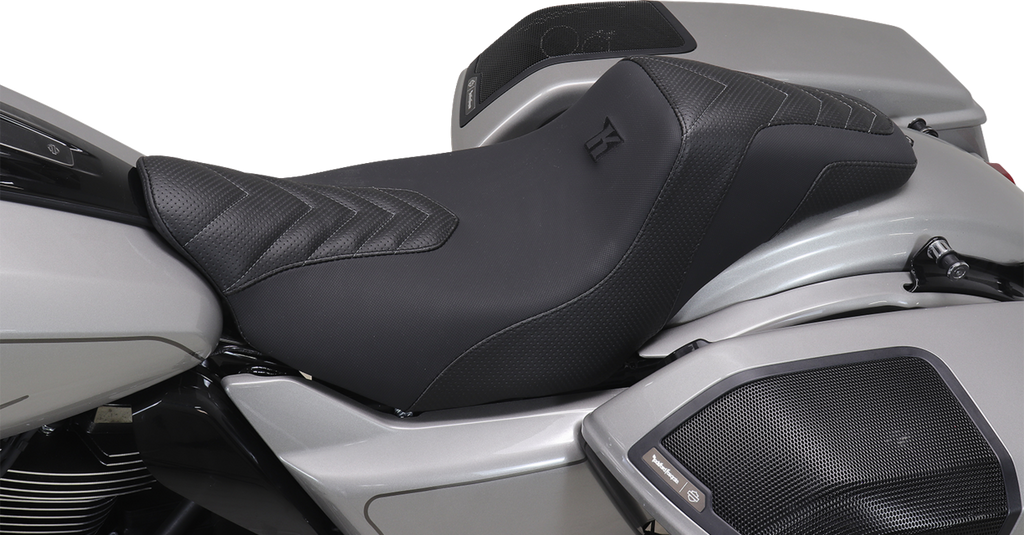 MUSTANG Signature Series Squareback™ Seat - Gripper Vinyl - Chevron - Gunmetal Stitch - FLH/FLT '23-'25 76324GM — image 2