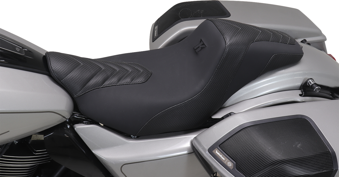 MUSTANG Signature Series Squareback™ Seat - Gripper Vinyl - Chevron - Gunmetal Stitch - FLH/FLT '23-'25 76324GM — image 2