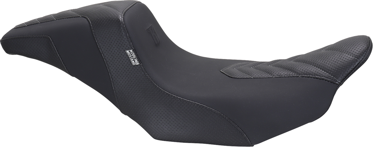 MUSTANG Signature Series Squareback™ Seat - Gripper Vinyl - Chevron - Gunmetal Stitch - FLH/FLT '23-'25 76324GM — image 3