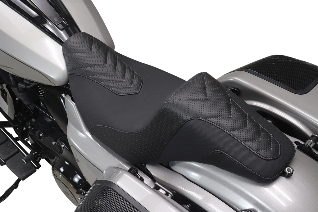 MUSTANG Signature Series Squareback™ Seat - Gripper Vinyl - Chevron - Gunmetal Stitch - FLH/FLT '23-'25 76324GM — image 4
