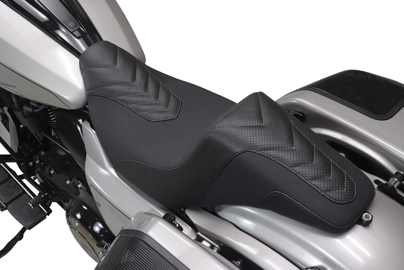 MUSTANG Signature Series Squareback™ Seat - Gripper Vinyl - Chevron - Gunmetal Stitch - FLH/FLT '23-'25 76324GM — image 4