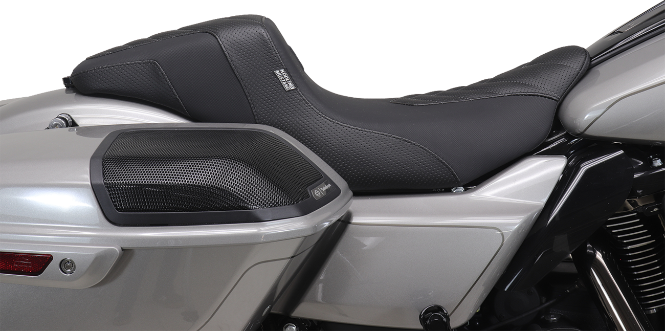MUSTANG Signature Series Squareback™ Seat - Gripper Vinyl - Chevron - Gunmetal Stitch - FLH/FLT '23-'25 76324GM — image 5