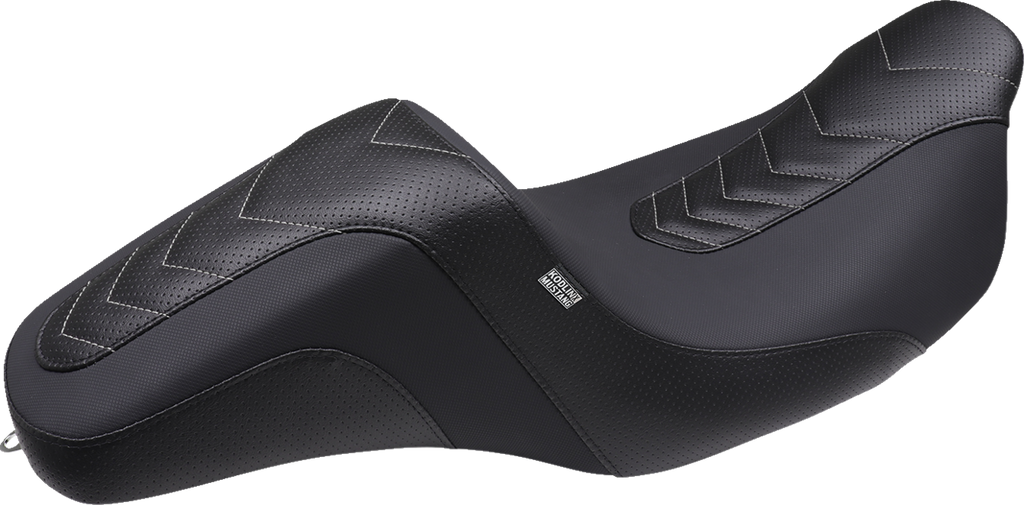 MUSTANG Signature Series Squareback™ Seat - Gripper Vinyl - Chevron - Gunmetal Stitch - FLH/FLT '23-'25 76324GM — image 6
