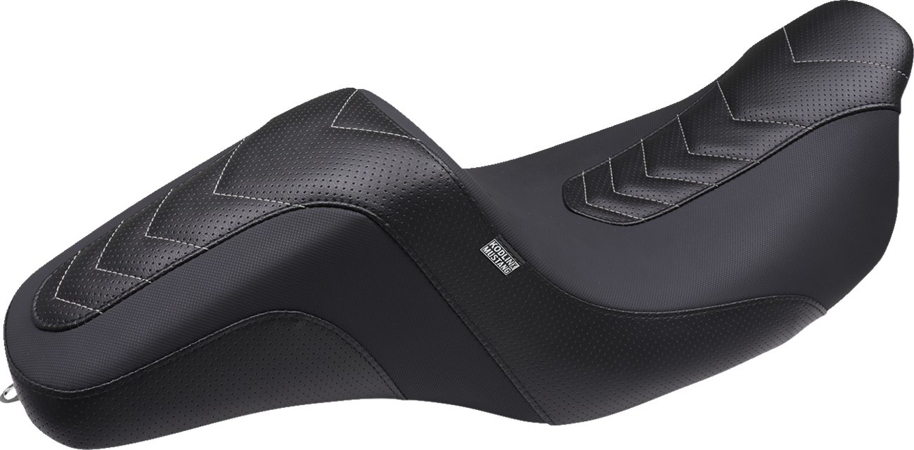 MUSTANG Signature Series Squareback™ Seat - Gripper Vinyl - Chevron - Gunmetal Stitch - FLH/FLT '23-'25 76324GM — image 6