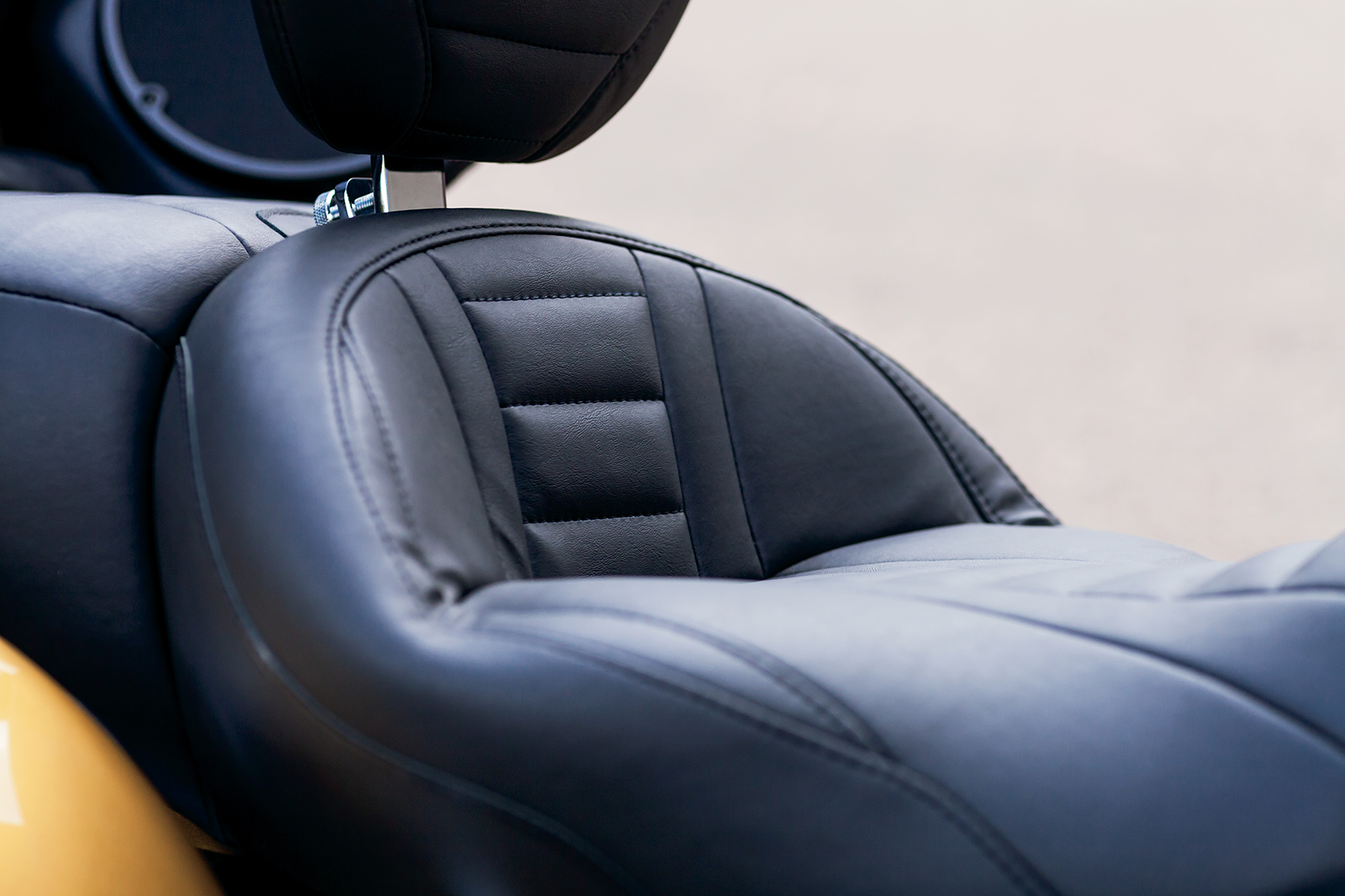 MUSTANG Deluxe Touring Seat - FL '08-'25 79006 — image 4