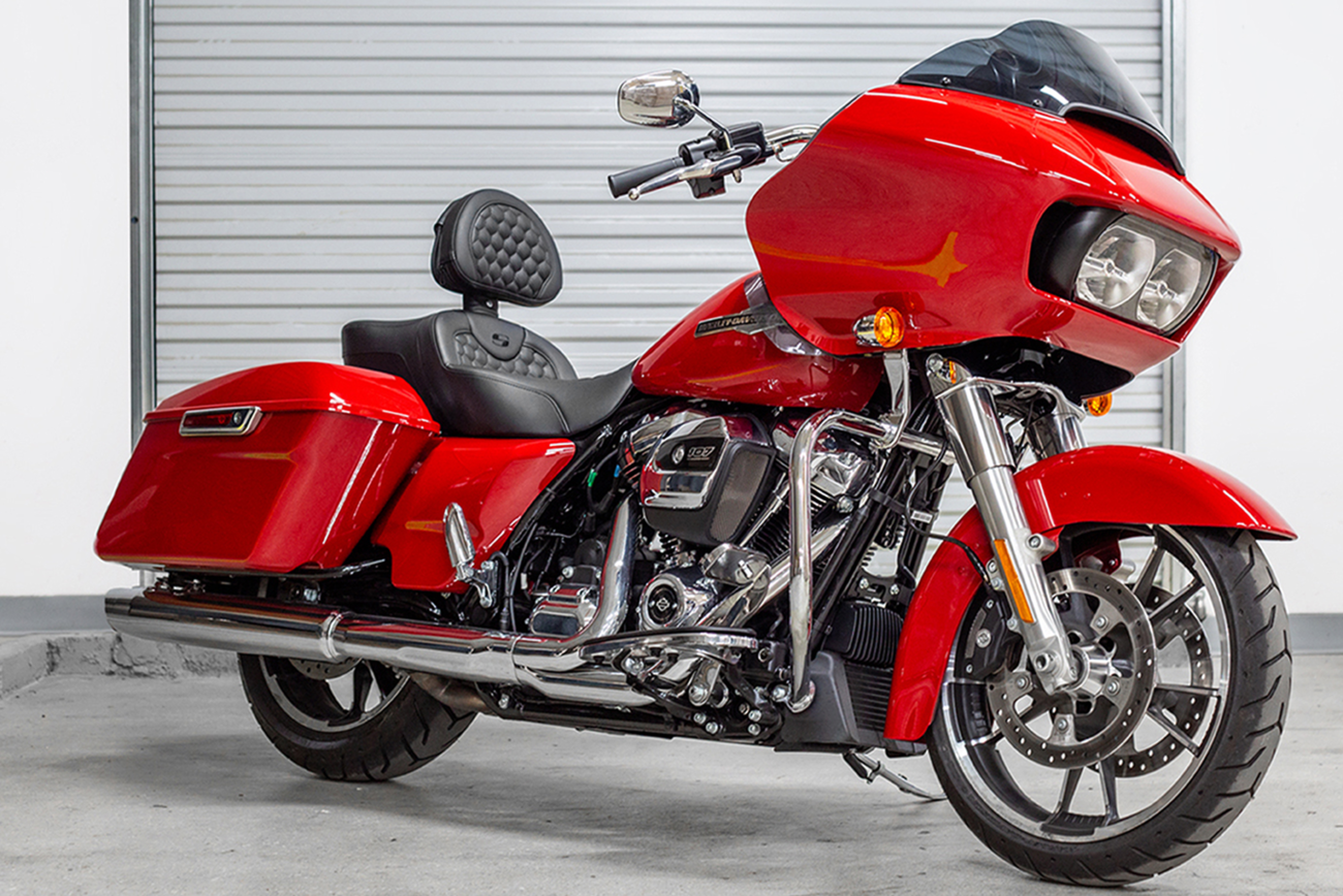 SADDLEMEN RoadSofa™ Seat - Honeycomb - with Backrest - Extended Reach - Heated - FL '08-'23 808-07B-190BRHC — image 4