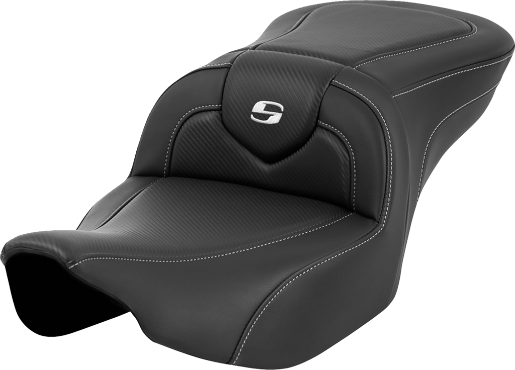 SADDLEMEN Roadsofa™ Seat - Carbon Fiber - Silver Stitch/Silver Logo - with Backrest - FL '23-'24 823-07-185BR — image 2