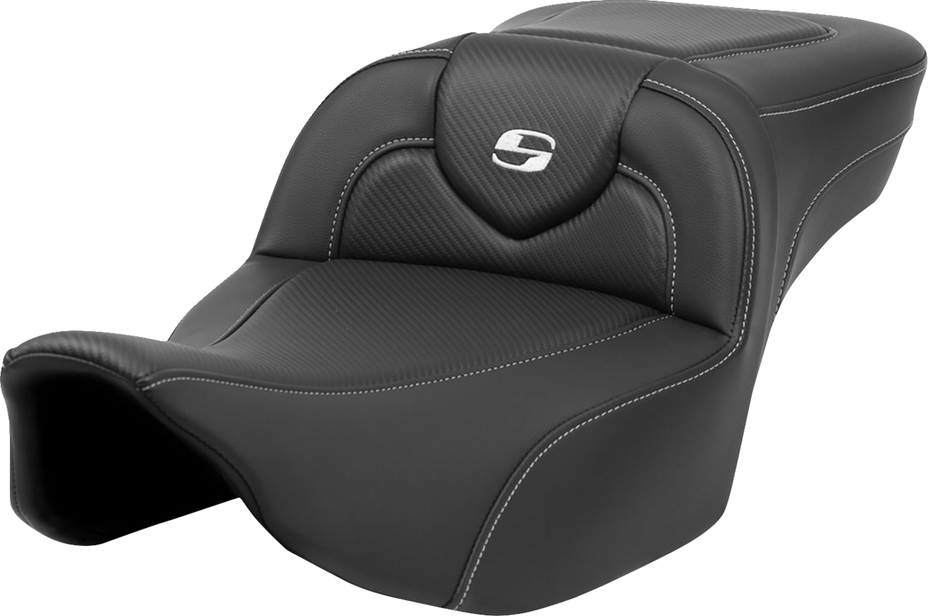 SADDLEMEN Roadsofa™ Extended Reach Seat - Carbon Fiber - Silver Stitch/Silver Logo - w/ Backrest - FL '23-'24 823-07-186BR — image 3