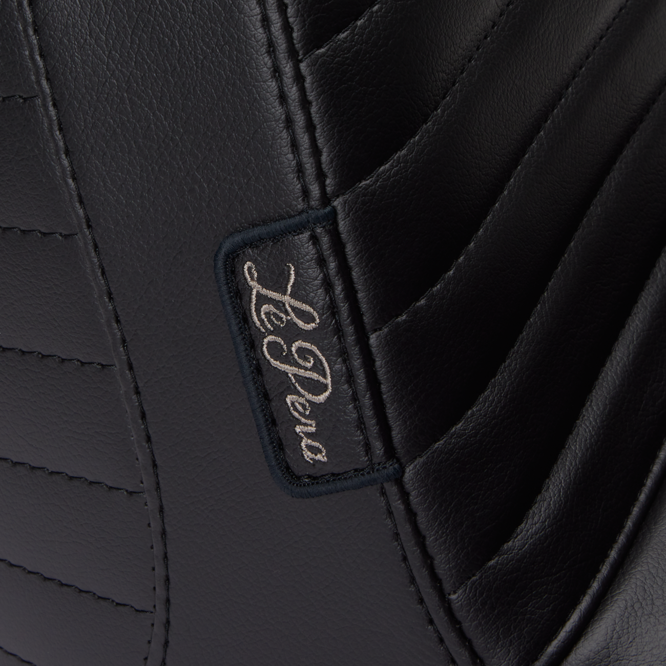 LE PERA Tailwhip Up Front Seat - Pleated - FLT/FLH '23-'25 LVU-587PT — image 3